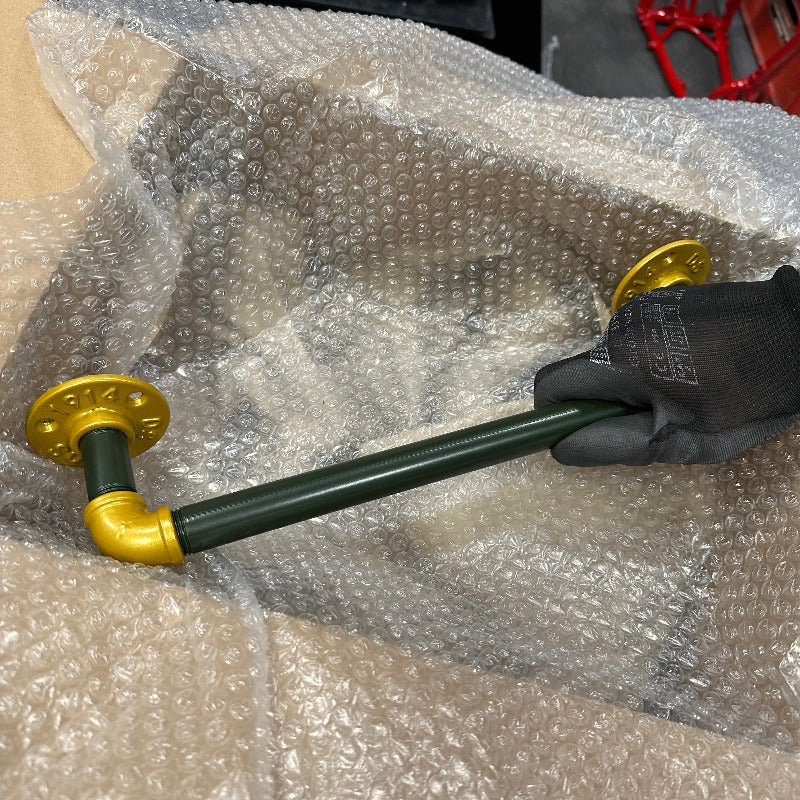 Verpackung Gold Grün Stahl Handtuchhalter SteelDesign Hamburg Rohrdesign Rohrmöbel Made in Hamburg Fertigung Manufaktur
